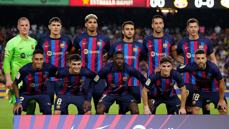 برشلونة يخطط للتعاقد مع مدافع ولاعب وسط في الشتاء 