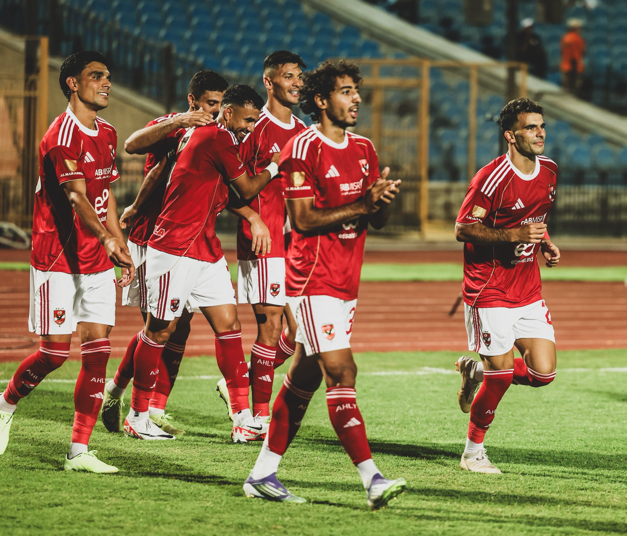 الأهلي يرفع عقد نجمه إلى 30 مليون جنيه سنويا