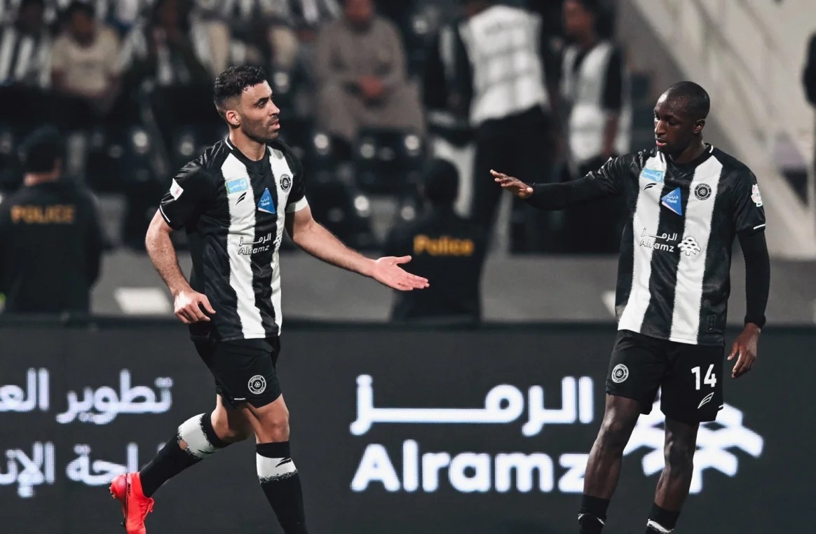 الشباب يحسم موقف عبدالرزاق حمد الله